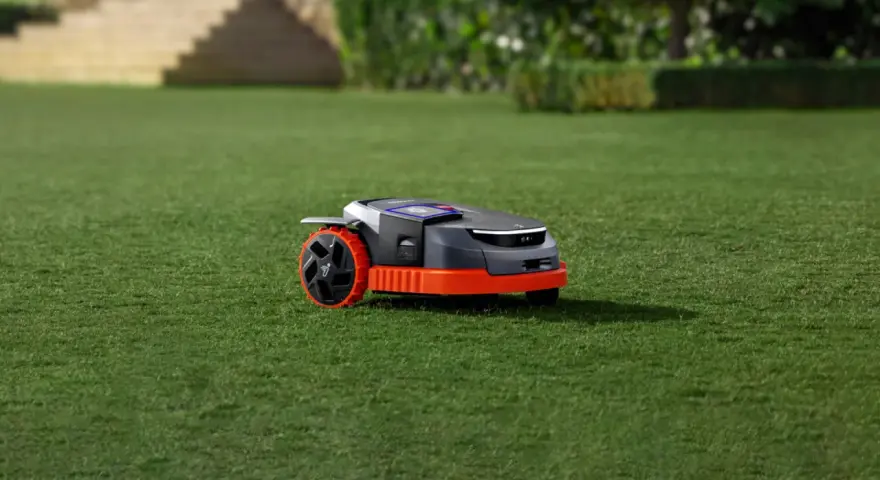 En Segway Navimow testas på en gräsmatta. Denna robotgräsklippare är redo att ta sig an trädgårdsarbetet.