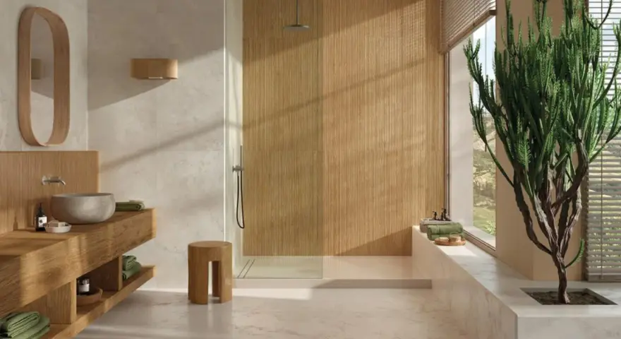 Salle de bain zen avec un type de carrelage imitation bois dans la douche et un carrelage clair au sol.