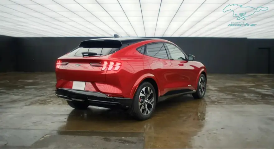 Czerwony Mustang Mach-E, gotowy na długie trasy. Sprawdź jego imponujący zasięg!