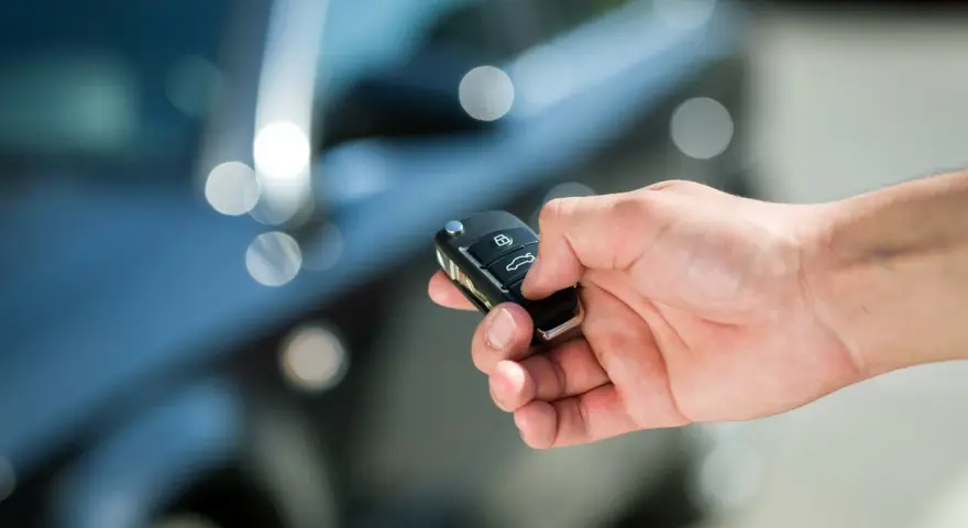 Mano che tiene la chiave dell'auto. Cosa fare se la macchina non legge la chiave: controlla la batteria o prova a riavviare il sistema.