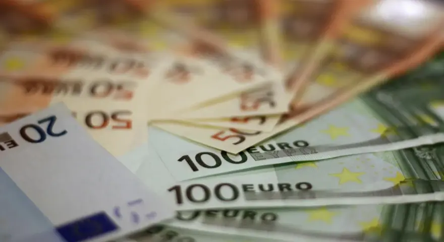 Euro banknoty, 20, 50 i 100 euro, gotowe na wakacje na Teneryfie. Teneryfa waluta to euro.
