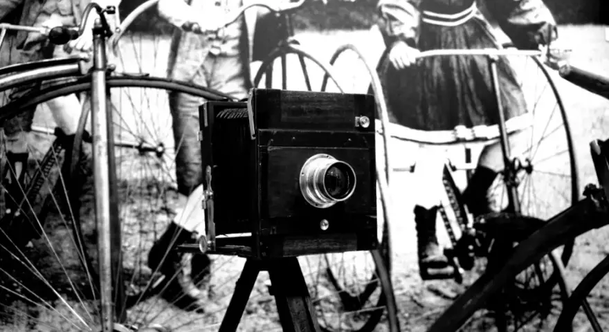 W którym roku wynaleziono aparat fotograficzny? Odkryj jego historię