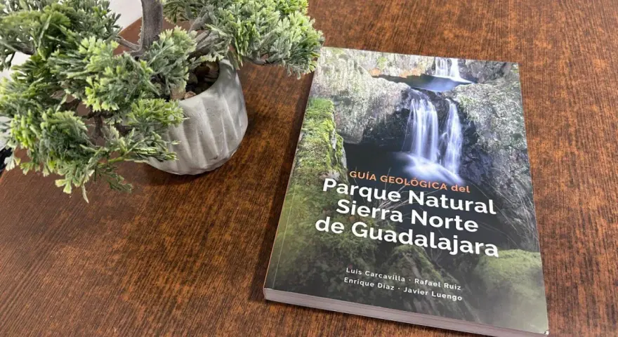 Guía geológica del Parque Natural Sierra Norte de Guadalajara, con una cascada en la portada.