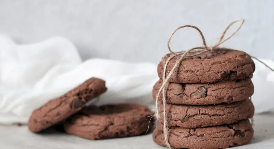 Stos ciasteczek czekoladowych, związany sznurkiem. Idealne na przepis na chocolate chip cookies.