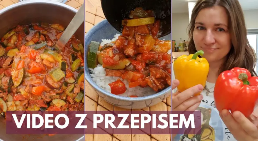Kolorowe leczo składniki: papryka, cukinia, pomidory i mięso. Gotowe danie podane z ryżem.