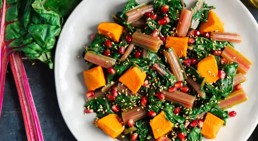 Ensalada vibrante con acelgas, calabaza, granada y semillas de sésamo. Una de las muchas recetas con acelgas que te encantarán.