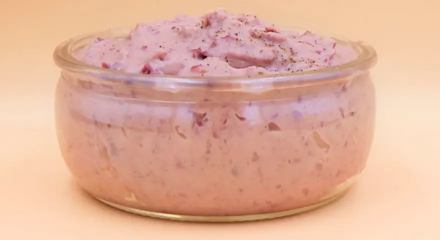Puszysta pasta z czerwonej fasoli w szklanym naczyniu, doprawiona pieprzem. Idealna na kanapki.