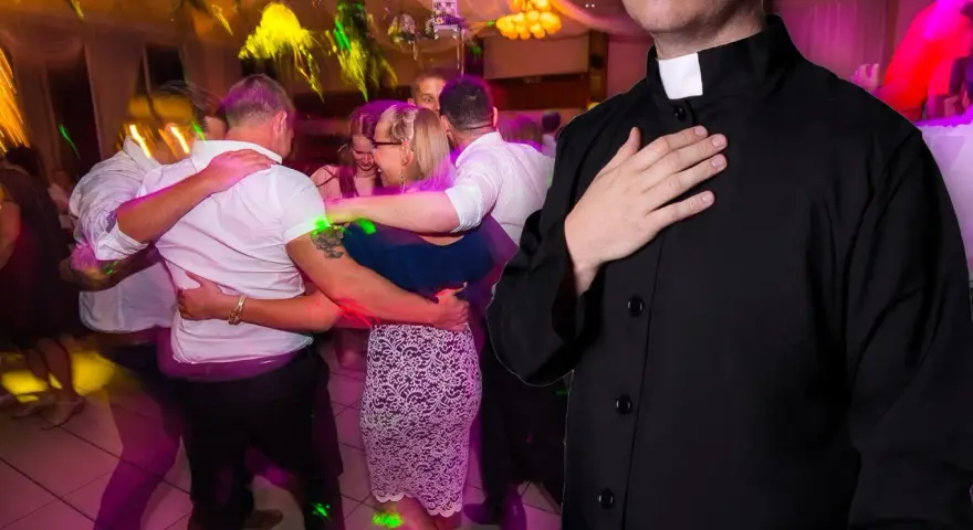 Ksiądz z ręką na sercu obserwuje tańczących ludzi. Czy w wielkim poście można tańczyć?