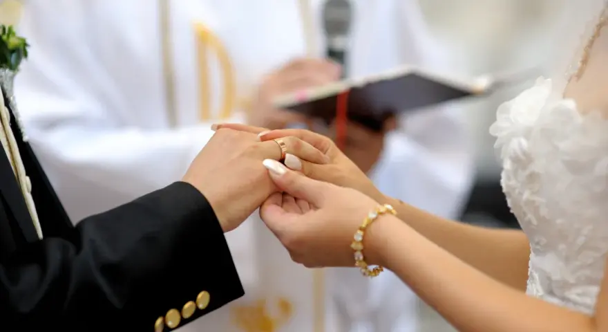 Podczas ceremonii ślubnej ksiądz zakłada obrączkę na palec panny młodej. Ile razy można wziąć ślub kościelny? To zależy od sytuacji.