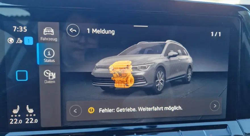 Golf 8 Probleme: Warnmeldung "Fehler: Getriebe. Weiterfahrt möglich." auf dem Display. Ein orangefarbener Motor ist abgebildet.