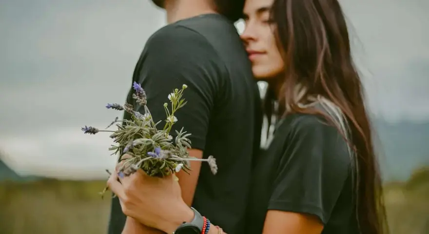 Un couple s'enlace tendrement, elle le serre fort, un bouquet de lavande à la main. Une image qui évoque la citation amour inconditionnel.