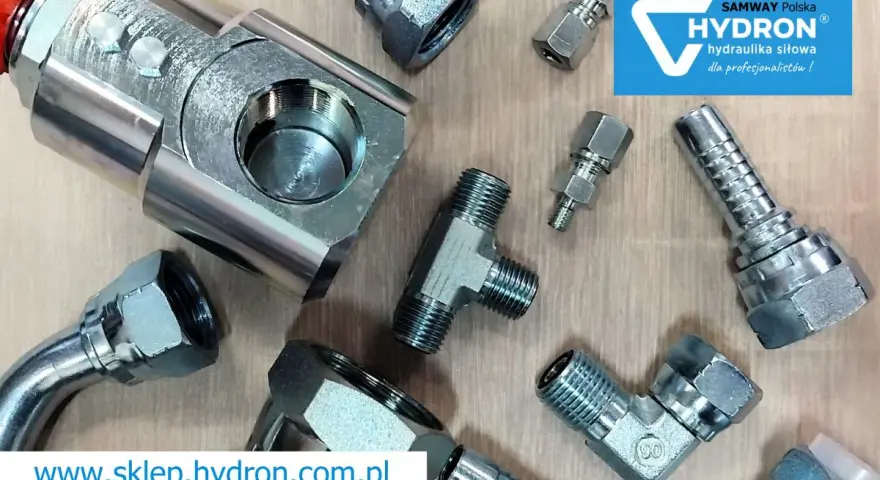 Metalowe akcesoria hydrauliczne, takie jak złączki i adaptery, gotowe do montażu.