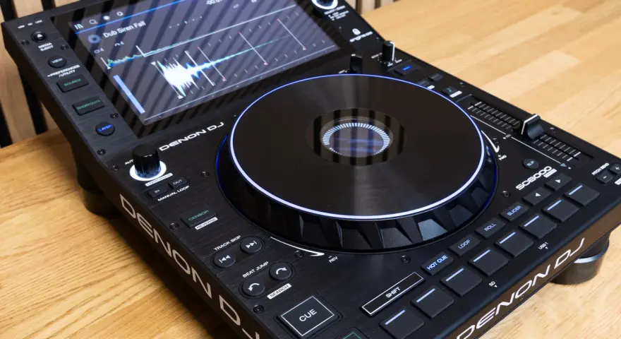 Profesjonalny odtwarzacz Denon DJ z dotykowym ekranem i podświetlanym talerzem. Idealny dla każdego DJ-a.