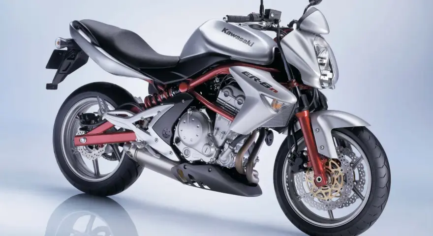Srebrny Kawasaki ER-6n z czerwonym stelażem i detalami. Poznaj jego kawasaki er6n dane techniczne i poczuj moc!