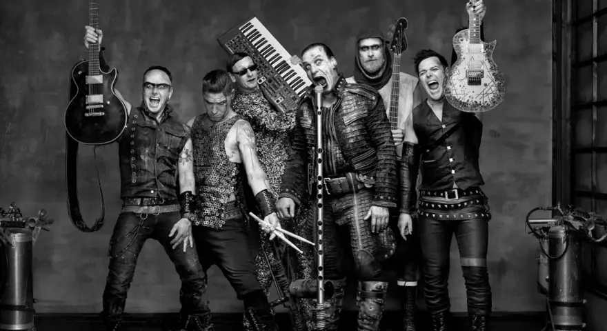 Le groupe Rammstein, icône du rammstein style de musique, pose avec leurs instruments. Guitares, clavier, basse et baguettes de batterie, prêts à enflammer la scène.