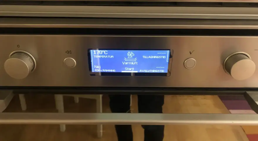 Ugnens display visar 170°C och "Varmluft". Trots inställningen verkar ugnen inte bli varm.