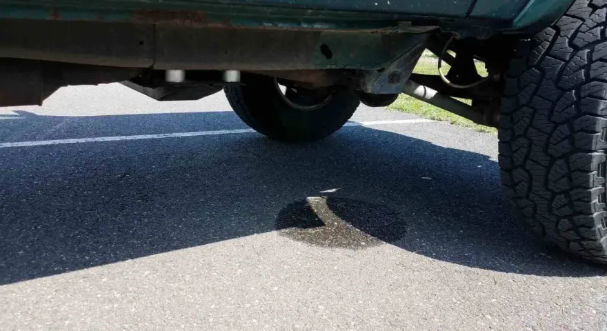 Ein dunkler Fleck auf dem Asphalt deutet auf Kondenswasser der Klimaanlage hin.