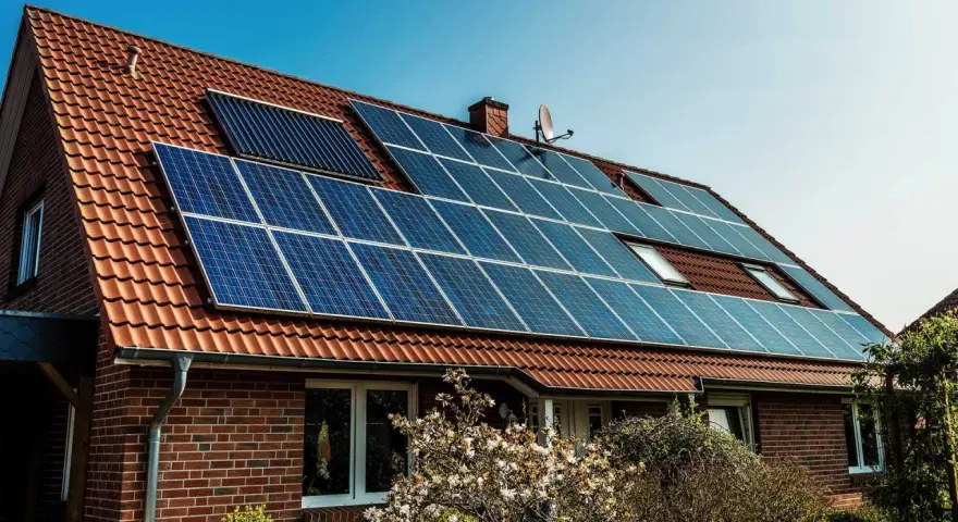 Panele fotowoltaiczne na dachu domu. Zastanawiasz się, fotowoltaika na starych zasadach do kiedy? Czas na zieloną energię!