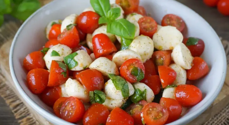 Ein frischer Tomate Mozzarella Salat mit Basilikum, perfekt für einen leichten Genuss.