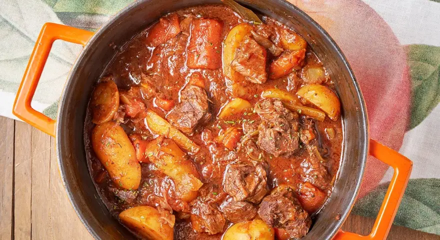 Spezzatino con patate ricetta della nonna: carne tenera e patate succulente in un ricco sugo. Un classico confortante.