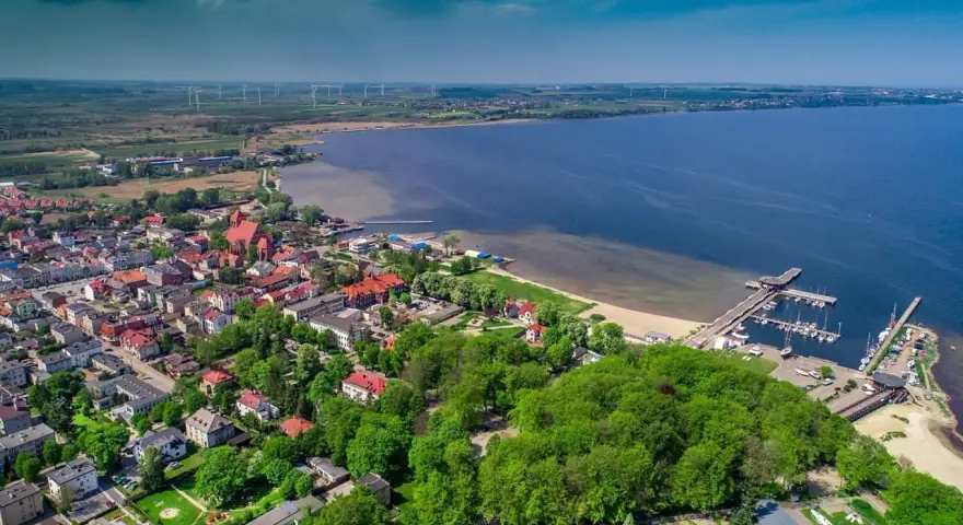 Widok na Puck z lotu ptaka: port, plaża, kościół i wiatraki. Puck atrakcje zachęcają do zwiedzania.