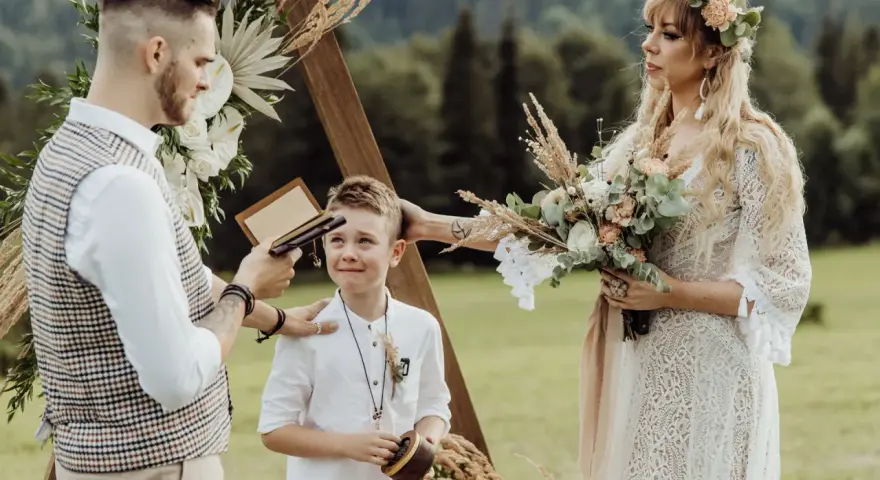 Wzruszający moment odnowienia przysięgi małżeńskiej. Chłopiec z bukietem wzrusza się podczas ceremonii.