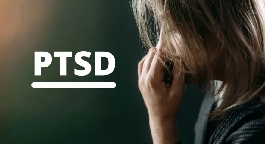 Kobieta z rękami przy twarzy, obok napis PTSD. To pytanie o to, co to jest PTSD i jak wpływa na życie.