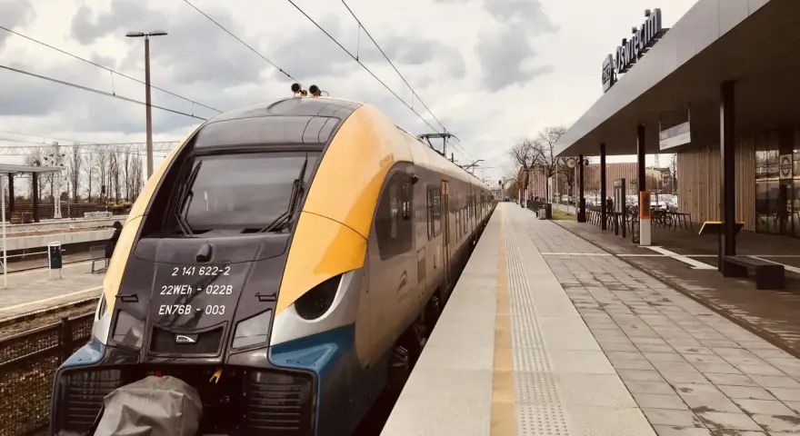 PKP Kraków Oświęcim przez Zator. Nowoczesny pociąg na stacji, gotowy do podróży.