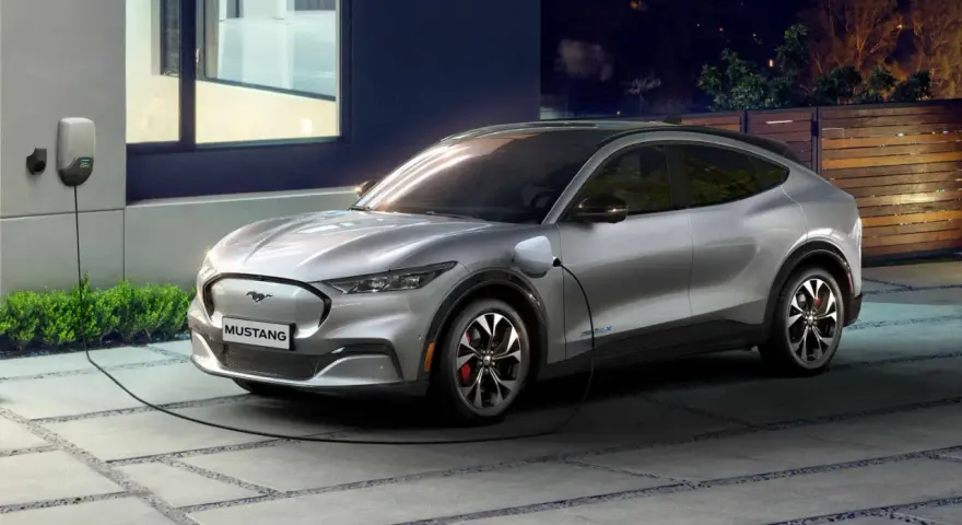 Srebrny Mustang Mach-E, nowoczesny bev, ładuje się przy domu. Czysta energia na noc.