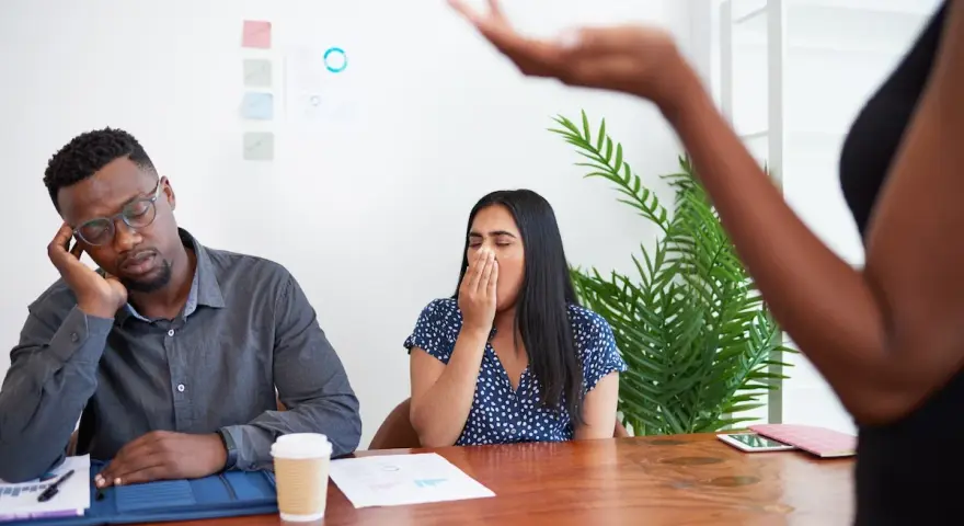 Réunion d'animation interne entreprise : un homme dort, une femme bâille. L'ambiance est morose.