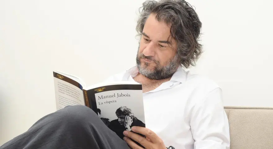 Hombre leyendo "La víspera" de Manuel Jabois. Un libro que inspira a publicar un libro gratis y compartir historias.