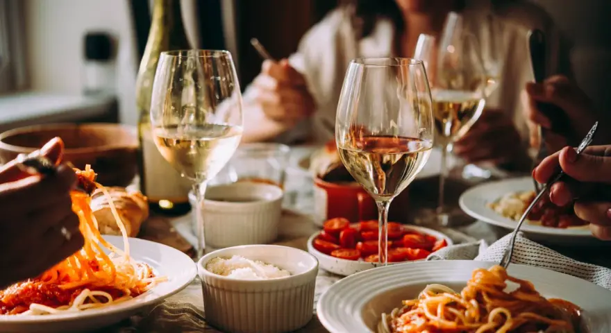 En härlig middag med pasta och tomatsås, ackompanjerad av ett glas vitt vin.
