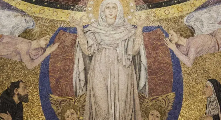 Wielobarwna mozaika przedstawia Matkę Boską otoczoną przez anioły i wiernych, symbolizującą kult maryjny.