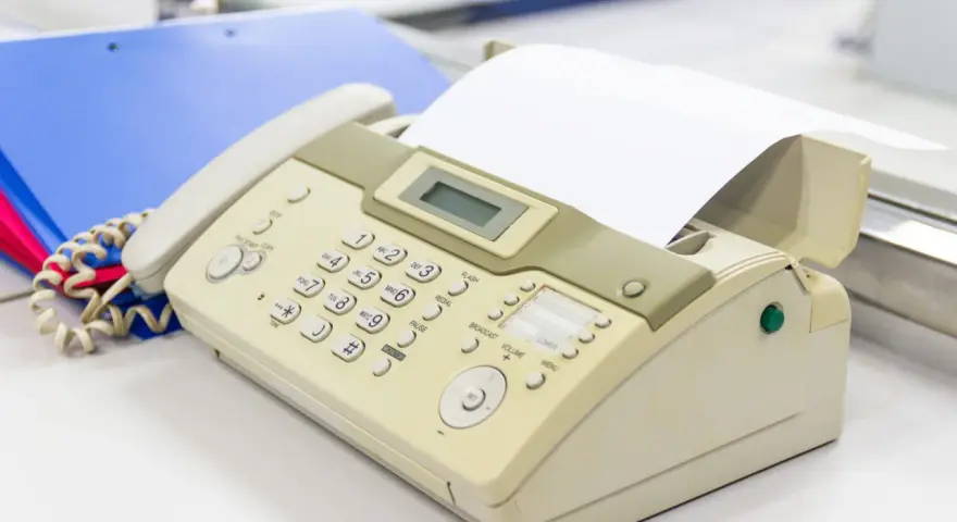 Stary faks, urządzenie do przesyłania dokumentów przez linię telefoniczną. Kto jeszcze pamięta, co to faks?