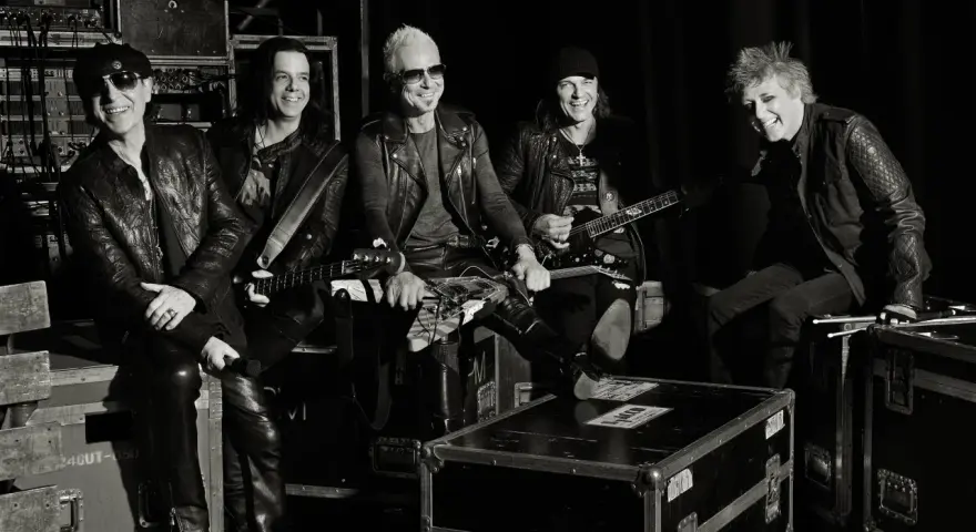 Zespół Scorpions, mistrzowie rockowych ballad i piosenek o miłości, w czerni i bieli, gotowi na koncert.
