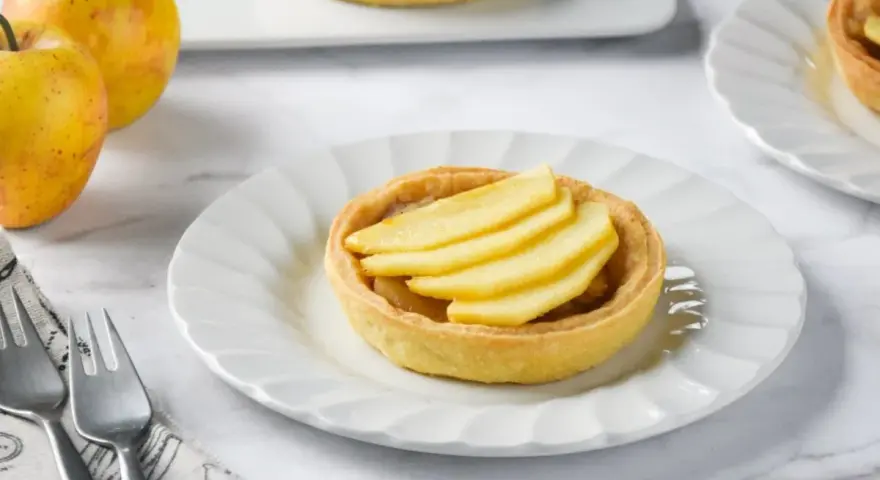 Deliciosas tartaletas de manzana, con masa dorada y relleno de fruta fresca, listas para disfrutar.