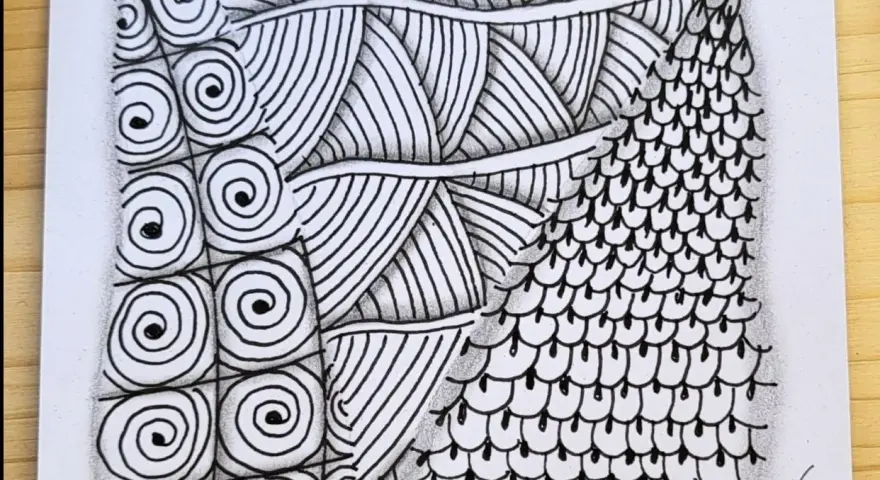 Un intrincado zentangle art con espirales, líneas y escamas.