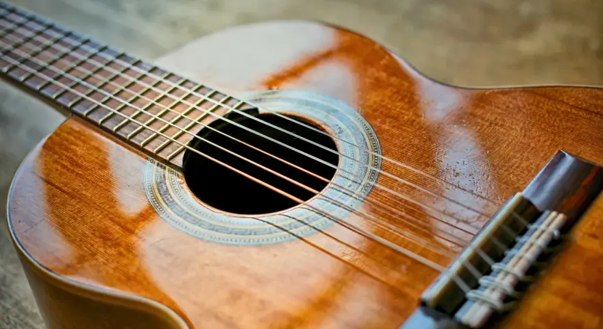 Klasyczna gitara, gotowa do wykonania znanych utworów na gitarę klasyczną. Jej drewniane, lśniące pudło rezonansowe zaprasza do muzycznej podróży.