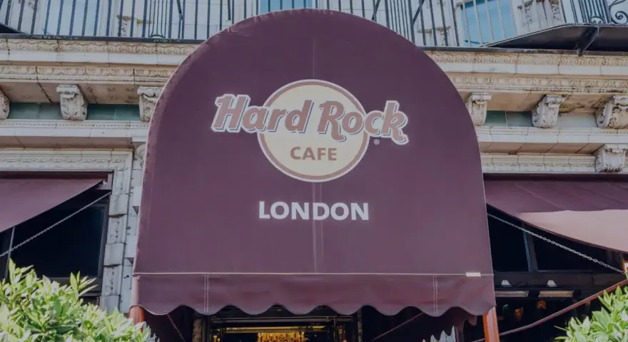 Das Hard Rock Cafe London, ein Meilenstein der Musikgeschichte, präsentiert sich mit seinem ikonischen Logo.