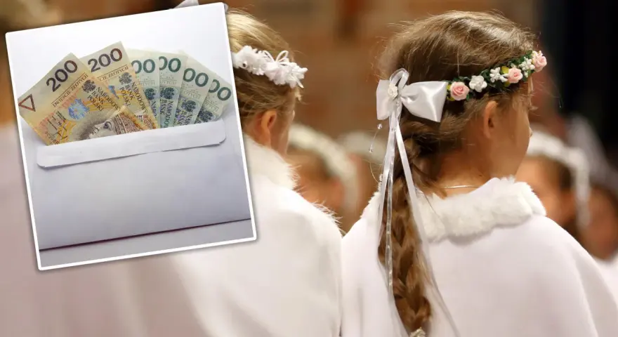 Koperta z pieniędzmi i dziewczynki w białych strojach komunijnych.