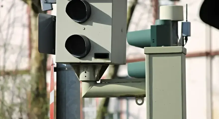 Szukasz informacji, jak sprawdzić czy fotoradar zrobił zdjęcie? Ten aparat na słupie monitoruje ruch.