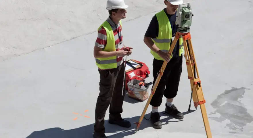 Technik geodeta: Praca, zarobki, uprawnienia. Czy to zawód dla Ciebie?