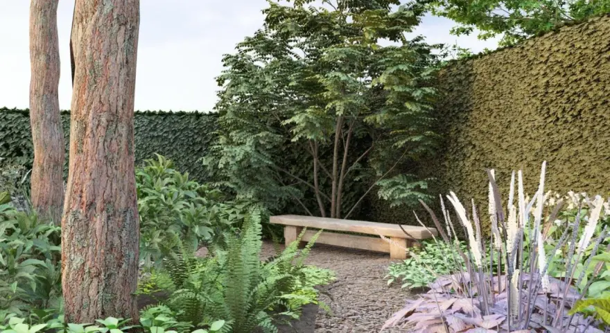 En lugn plats i trädgården med en träbänk, frodig grönska och en mur av murgröna. Perfekt skogstomt inspiration för avkoppling.