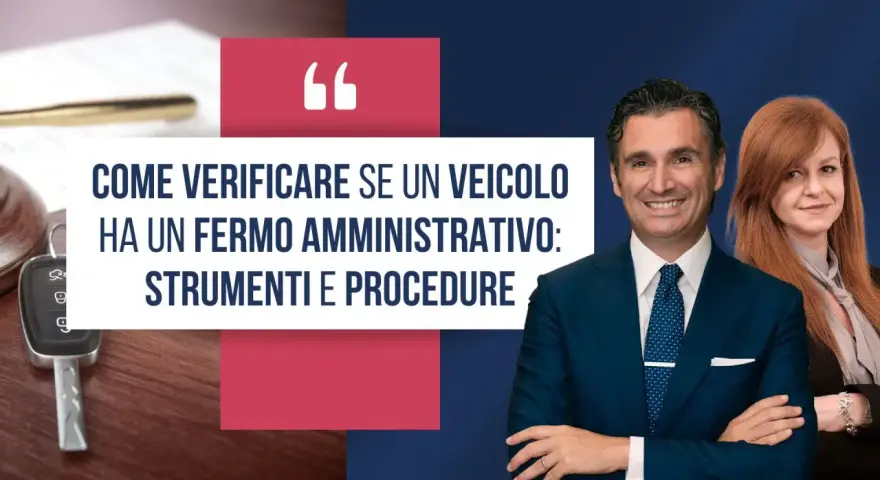 Chiavi auto e testo: "Come verificare se una macchina ha un fermo amministrativo: strumenti e procedure". Due professionisti sorridono.