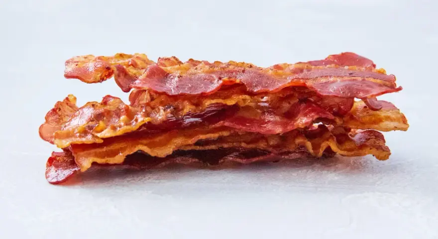 Ein Stapel knusprig gebratener Bacon-Streifen, bereit zum Genuss.