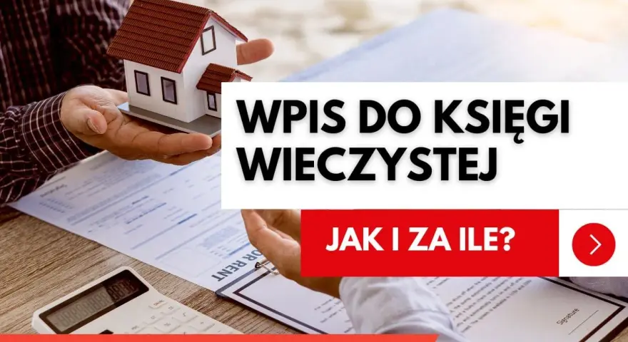 Wpis do księgi wieczystej po spadku. Dłonie trzymają model domu, obok dokumenty i kalkulator.