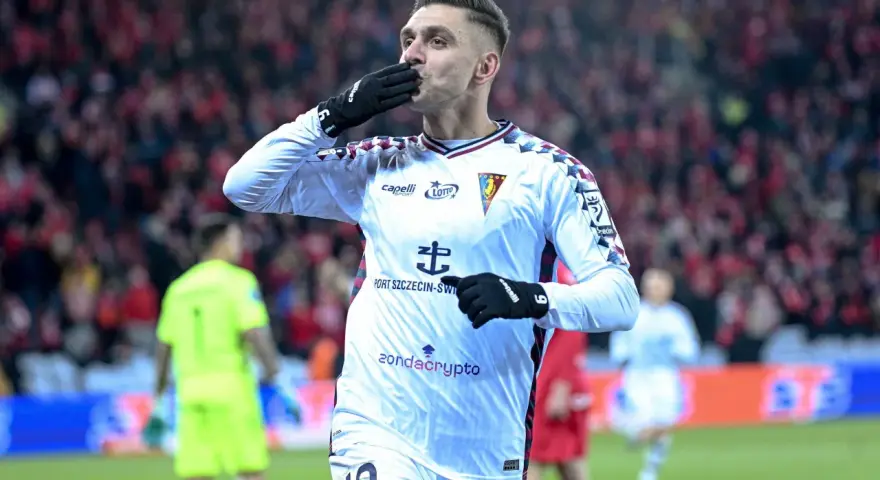 Piłkarz Pogonii Szczecin całuje rękę po golu w meczu z Widzewem Łódź.