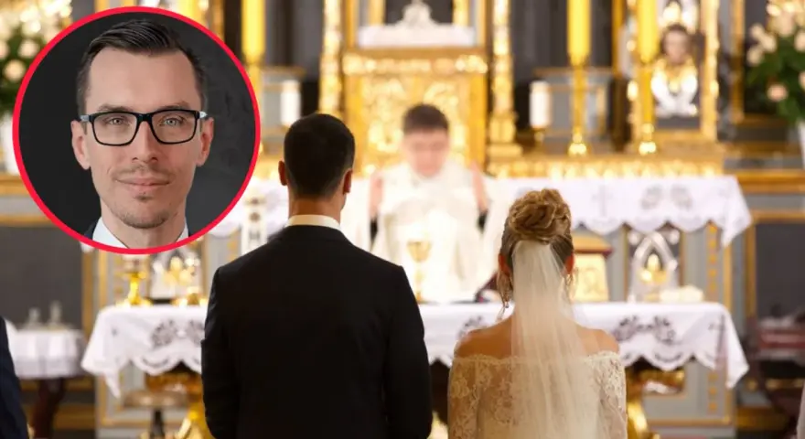 Mężczyzna w okularach obok pary młodej przed ołtarzem. Czy można wziąć ślub kościelny więcej niż raz?
