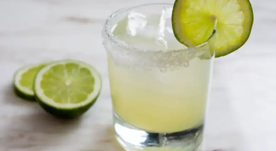 Orzeźwiająca margarita z solą na brzegu szklanki i plasterkiem limonki. Idealny przepis na margarita!