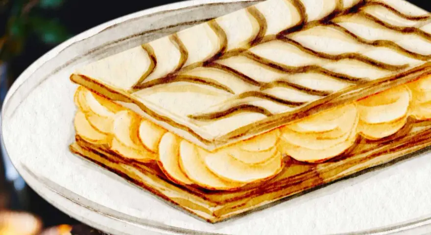 Gâteau rectangulaire avec des couches de pâte feuilletée et de crème pâtissière, décoré de fines lignes chocolatées.